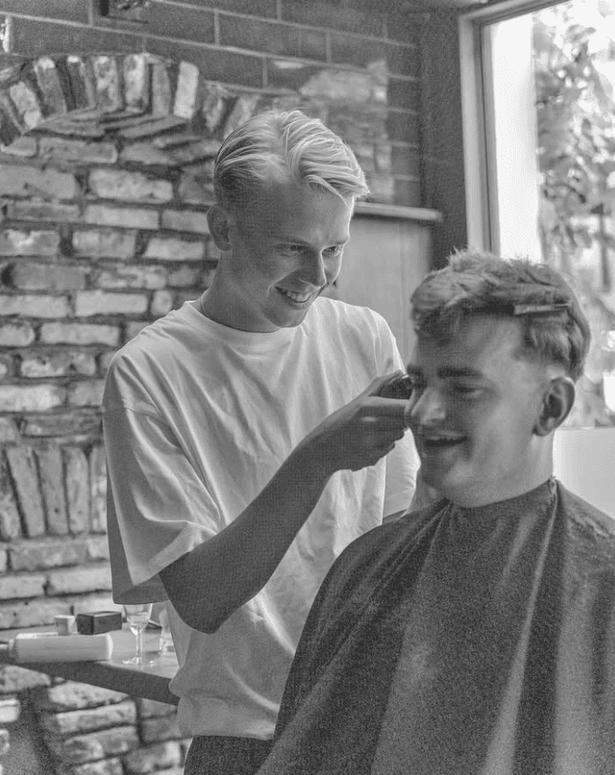 Moderne kappersstoel bij TheSocialBarber